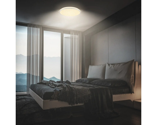 Schlafzimmer mit Deckenleuchte, Bett und Fensterfront