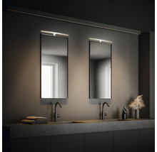 Modernes Badezimmer mit zwei Waschbecken, Spiegeln und Beleuchtung