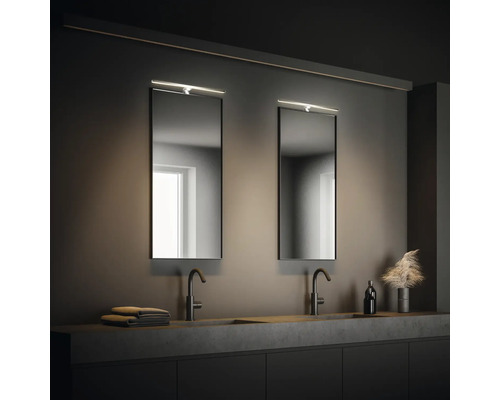 Modernes Badezimmer mit zwei Waschbecken, Spiegeln und Beleuchtung