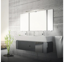 Modernes Badezimmer mit Waschtisch, Spiegel und Beleuchtung