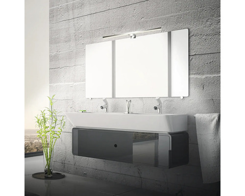 Modernes Badezimmer mit Waschtisch, Spiegel und Beleuchtung