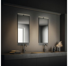 Badezimmer mit zwei Waschbecken, Spiegeln mit Beleuchtung und Ablagefläche