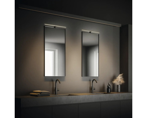 Badezimmer mit zwei Waschbecken, Spiegeln mit Beleuchtung und Ablagefläche