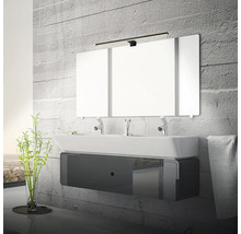 Badezimmer mit Waschtisch, Spiegel und Beleuchtung