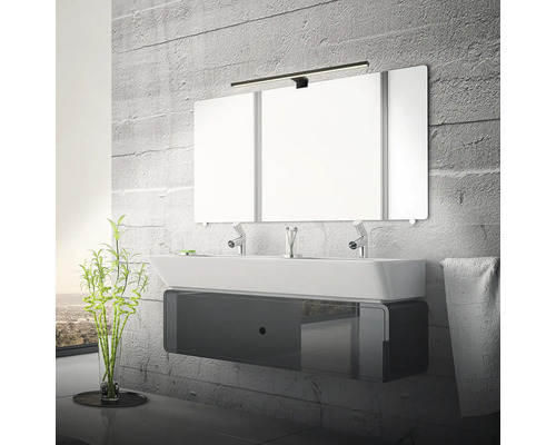 Badezimmer mit Waschtisch, Spiegel und Beleuchtung