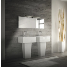 Badezimmer mit Doppelwaschtisch und Spiegel