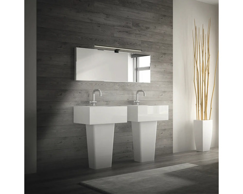 Badezimmer mit Doppelwaschtisch und Spiegel