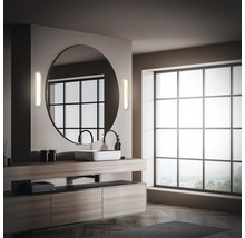 Modernes Badezimmer mit grossem Spiegel, Waschtisch und Fenster.