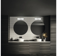 Badezimmer mit Doppelwaschtisch, runden Spiegeln und Wandleuchten