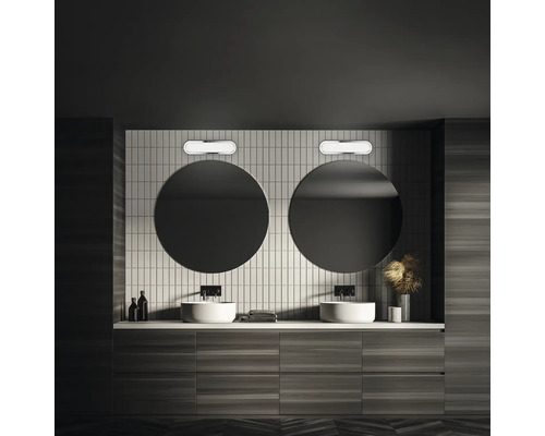 Badezimmer mit Doppelwaschtisch, runden Spiegeln und Wandleuchten