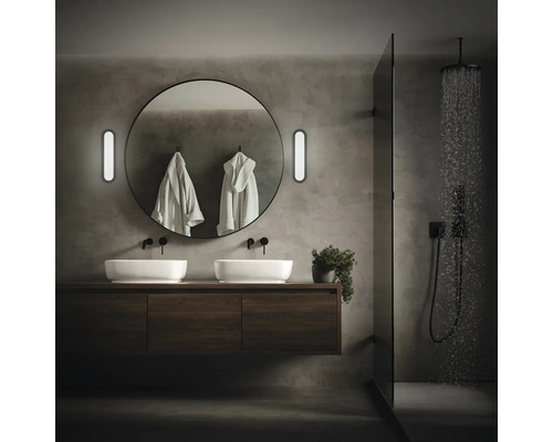 Modernes Badezimmer mit Doppelwaschtisch, Spiegel, Beleuchtung und Dusche