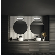 Modernes Badezimmer mit Doppelwaschtisch, runden Spiegeln und Holzverkleidung