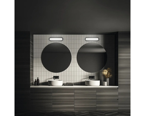 Modernes Badezimmer mit Doppelwaschtisch, runden Spiegeln und Holzverkleidung