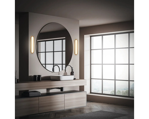 Modernes Badezimmer mit großem Spiegel, Waschbecken und Holzunterschrank