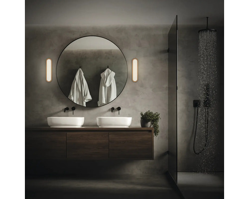 Modernes Badezimmer mit Doppelwaschbecken, rundem Spiegel und Dusche