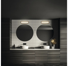 Modernes Badezimmer mit Doppelwaschbecken, runden Spiegeln und Holzschränken