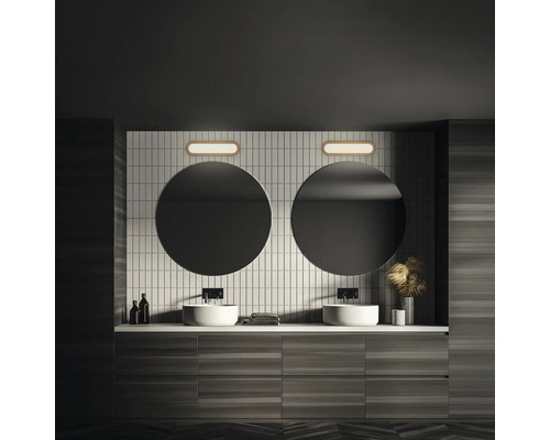 Modernes Badezimmer mit Doppelwaschbecken, runden Spiegeln und Holzschränken