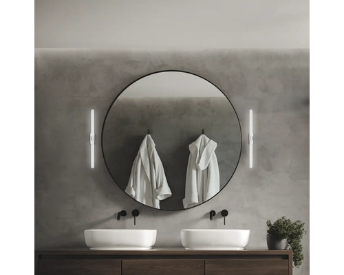 Modernes Badezimmer mit Waschtisch, runden Spiegeln und Bademänteln