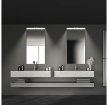 Modernes Badezimmer mit zwei Waschbecken, Spiegeln und Beleuchtung