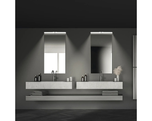 Modernes Badezimmer mit zwei Waschbecken, Spiegeln und Beleuchtung