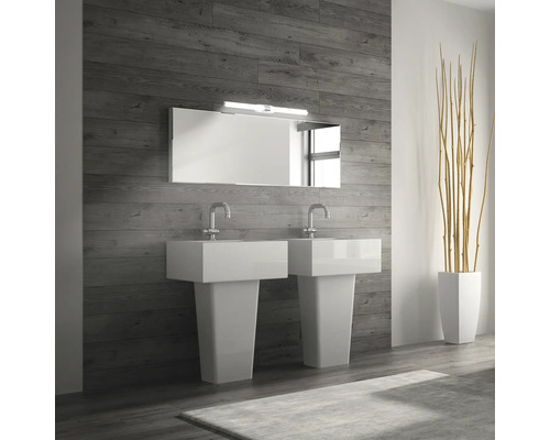 Modernes Badezimmer mit zwei Waschbecken, Spiegel und Dekoration