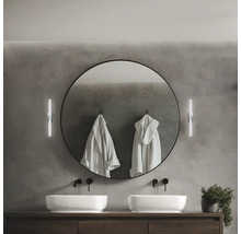 Modernes Badezimmer mit Doppelwaschbecken, rundem Spiegel und Wandleuchten