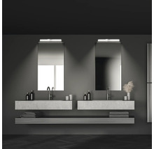 Modernes Badezimmer mit zwei Waschbecken, Spiegeln und Ablageflächen für Handtücher