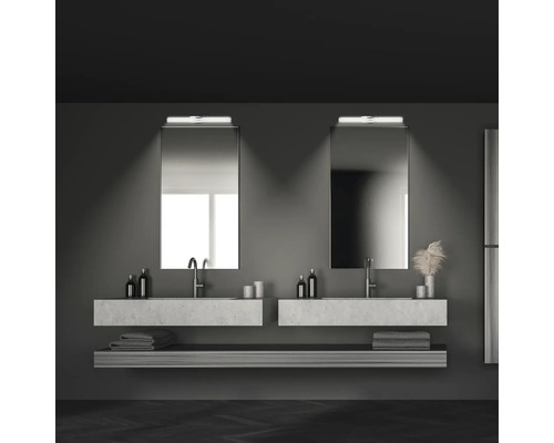 Modernes Badezimmer mit zwei Waschbecken, Spiegeln und Ablageflächen für Handtücher