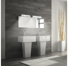 Modernes Badezimmer mit Doppelwaschbecken, Spiegel und Dekoration für eine helle und freundliche Atmosphäre.