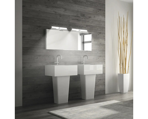 Modernes Badezimmer mit Doppelwaschbecken, Spiegel und Dekoration für eine helle und freundliche Atmosphäre.