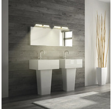 Salle de bains moderne avec double vasque, miroir et éclairage devant un mur en bois