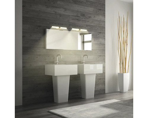 Salle de bains moderne avec double vasque, miroir et éclairage devant un mur en bois