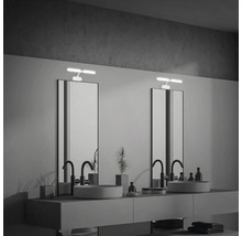 Badezimmer mit zwei Waschbecken, Spiegeln und Beleuchtung