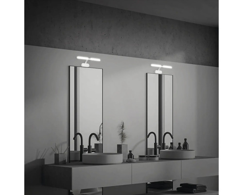 Badezimmer mit zwei Waschbecken, Spiegeln und Beleuchtung