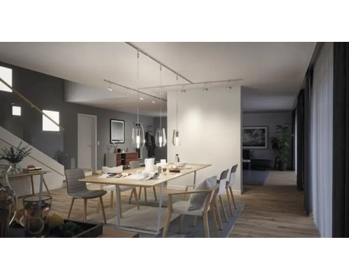 Helles Wohnzimmer mit Esstisch und Deckenbeleuchtung