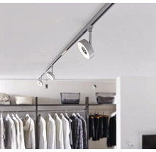 Barre d'éclairage montée au plafond avec plusieurs spots dans un dressing