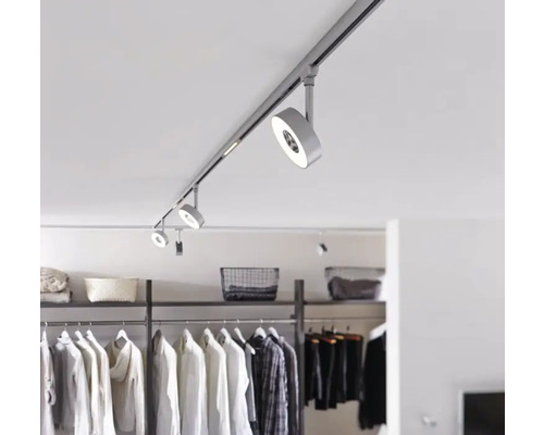 Barre d'éclairage montée au plafond avec plusieurs spots dans un dressing