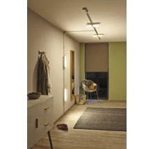 Flur mit Deckenleuchte, Kommode, Spiegel und Garderobe.