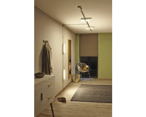 Flur mit Deckenleuchte, Kommode, Spiegel und Garderobe.