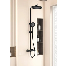 Schwarze Duschgarnitur mit Kopf- und Handbrause in einem modernen Badezimmer.