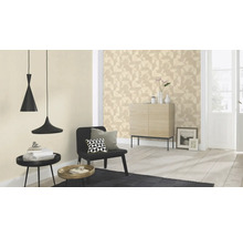 Wohnzimmer mit geometrischer Tapete, Pendelleuchten und Holzmöbeln für ein helles, organisiertes Ambiente.