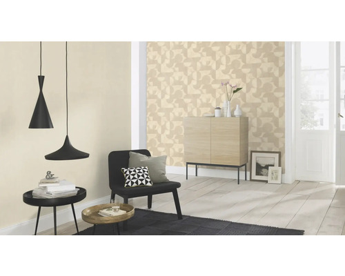 Wohnzimmer mit geometrischer Tapete, Pendelleuchten und Holzmöbeln für ein helles, organisiertes Ambiente.