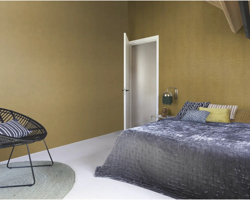 Chambre à coucher avec lit, chaise et murs texturés