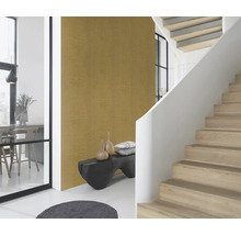 Innenraum mit gemusterter Wand, Treppe und dekorativen Elementen