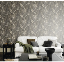 Salon avec canapé blanc et papier peint à motif de feuilles