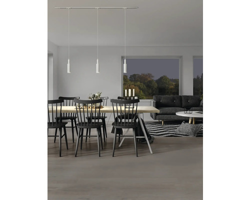 Salle à manger lumineuse avec table, chaises et suspension à trois lampes