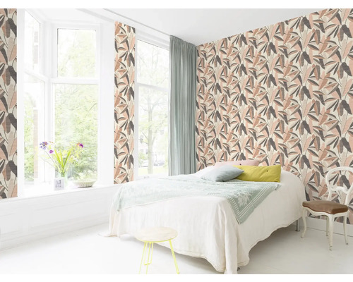 Chambre lumineuse avec papier peint à motifs, fenêtre et lit