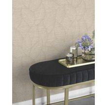 Eine Wand mit gemusterten Tapeten hinter einer Bank mit Blumen und Gläsern