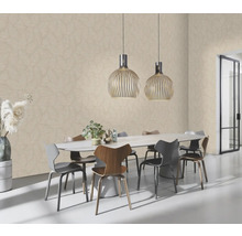 Esszimmer mit Esstisch, Stühlen und gemusterter Tapete