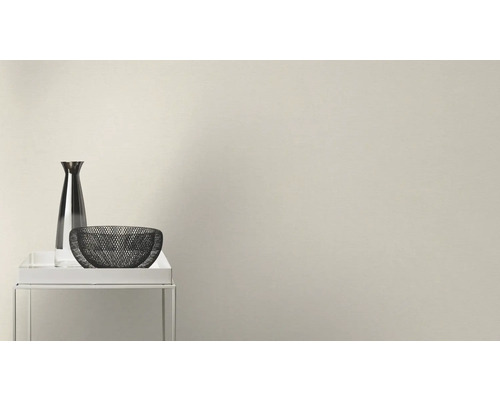 Dekorative Anordnung mit Vase und Schale auf einem Beistelltisch